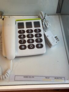 Doro 331 PH – 48,00 € TTC Téléphone filaire simple, fiable et très lisible. Idéal pour un usage quotidien sans complication. Atouts : Grandes touches contrastées Son clair et puissant Utilisation intuitive