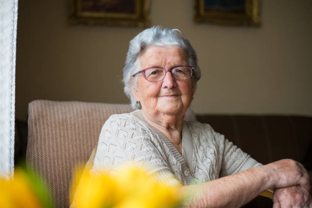 femme âgée bénéficiaire du service de téléalarme